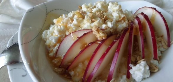 Рисовая кашка с творогом, яблоком и медом
