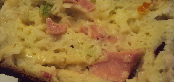 Вкусный заливной пирог с колбасой и сыром к завтраку