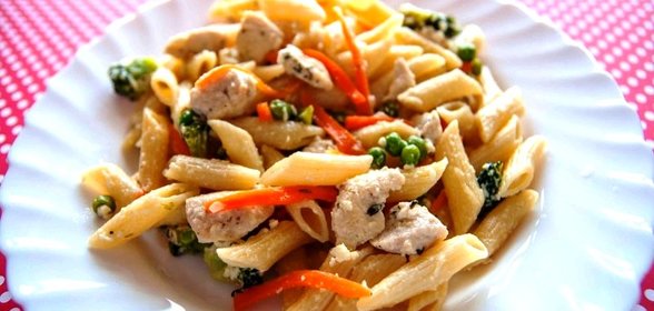 Паста с курицей в сливочном соусе