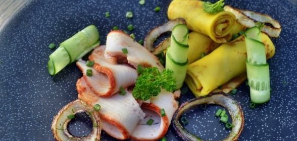 Рыба, морковь и горошек запеченные