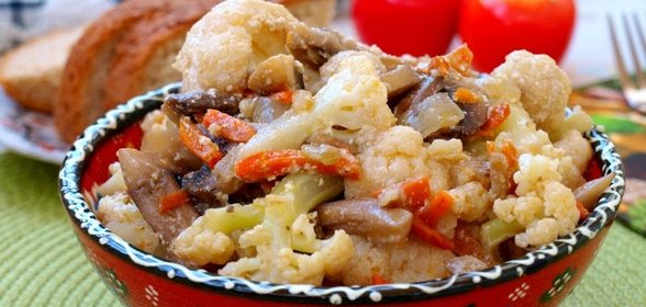 Цветная капуста с шампиньонами в сметане