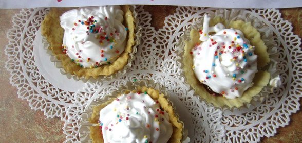 песочное пирожное с джемом и белковым кремом