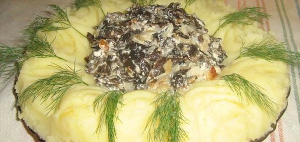 Жареные грибы со сметаной и луком