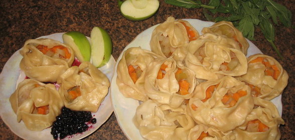 Манты с тыквой и яблоками