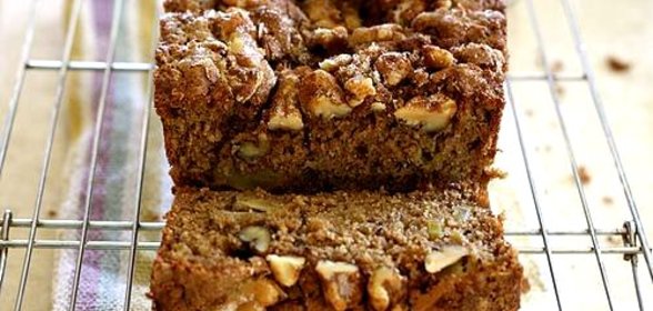 Яблочный хлеб с орехами