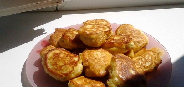 Оладьи на кефире с фруктами