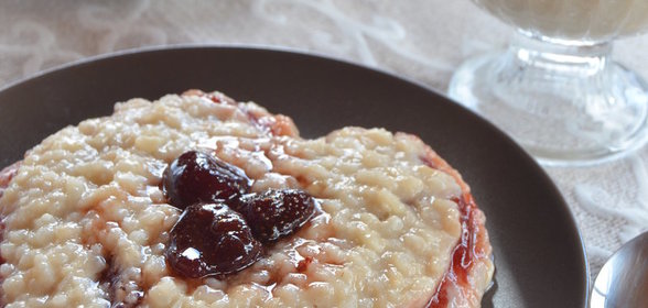 Бананово-рисовый пудинг с клубничным конфитюром