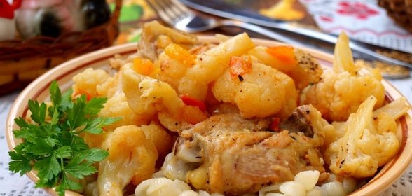 Куриные бёдра жареные с овощами