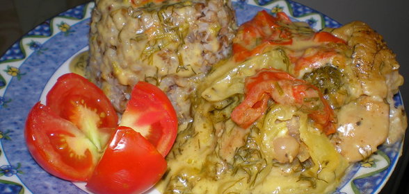 Куриные бедрышки в горшочке под сырным соусом