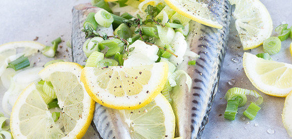 Скумбрия, запеченная в духовке с лимоном и пряностями