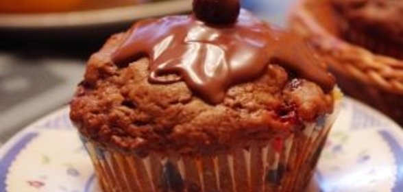 Маффины с шоколадом и черной смородиной