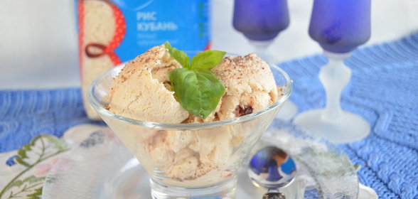 Рисовое мороженое с клубничным конфитюром