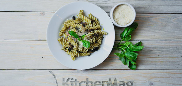 Макароны с песто, грибами и беконом