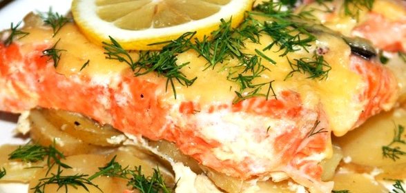 Семга, запеченная с картофелем, под сметанным соусом