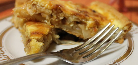 Луковый пирог с квашеной капустой