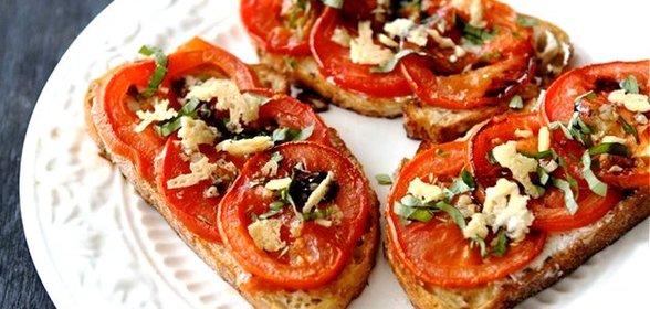 Открытый бутерброд с запеченными помидорами, сыром и бальзамическим уксусом