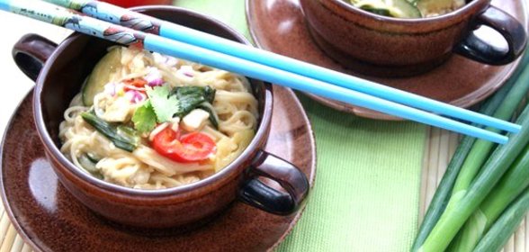 Жареные овощи и тофу с имбирем, кунжутным маслом и мисо
