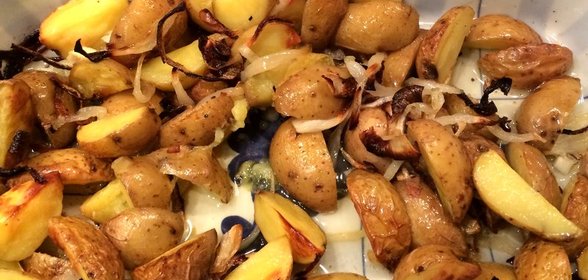 Печеный молодой картофель с карамелизованным луком и трюфельным маслом