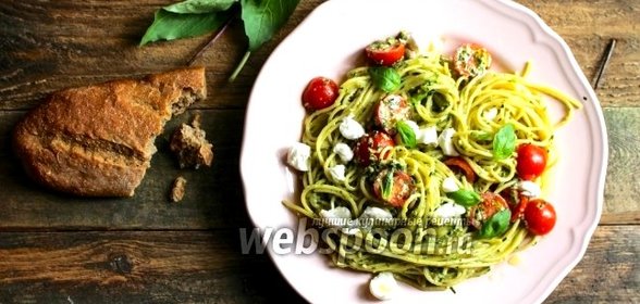 Спагетти с песто дженовезе, черри и моцареллой