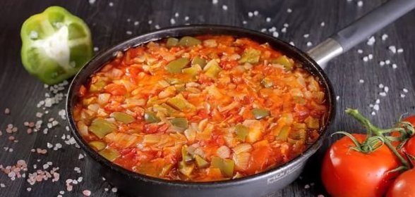 Пирожки-расстегаи из кислого теста с рисом и луком