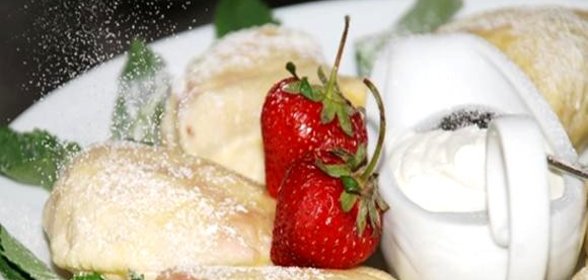 Паровые творожные вареники с клубникой