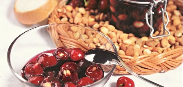 Варенье из черешни с абрикосовыми косточками