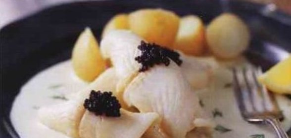 Салат из квашеной капусты и картофеля.