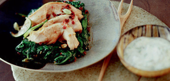 Куриное филе со шпинатом и брусникой