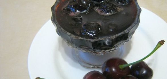 Вишневое варенье с косточками