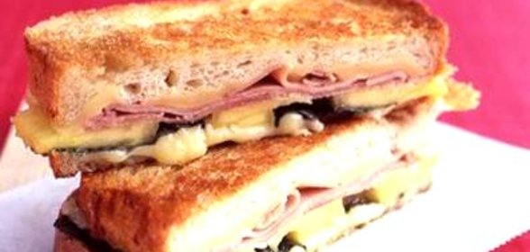 Сэндвич с сыром, ветчиной и ананасом