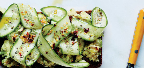 Брускетта с огурцом и авокадо