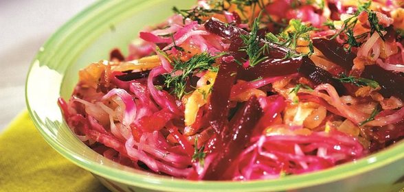 Cалат из квашеной капусты со свеклой