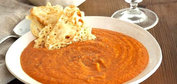 Суп с запеченным чесноком, помидорами и сыром