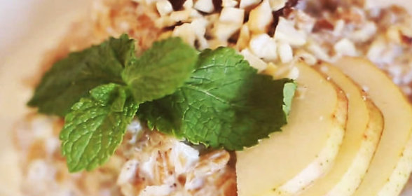 Овсянка с фундуком, финиками и грушей