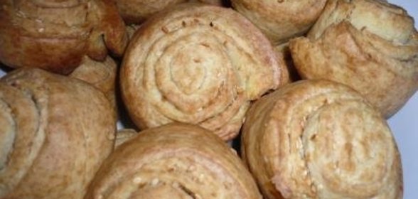 витушки с козьим сыром и кунжутом