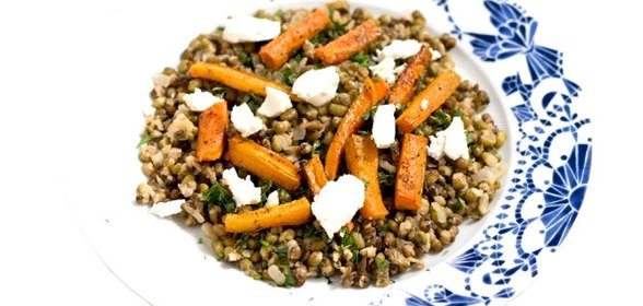 Маш с печеной морковью и сыром фета