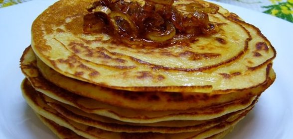 Блины гороховые с луковым конфитюром