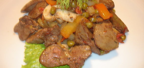 Куриная печень с грибами и овощами под сливками