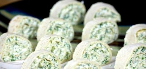Рулетики из тортильи с сыром и чесноком
