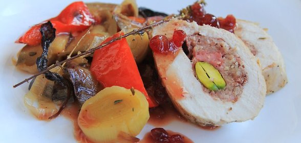 Куриные грудки, фаршированные телячьей колбасой и фисташками, под брусничным соусом