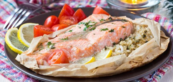 Форель с рисом запеченная в пергаменте