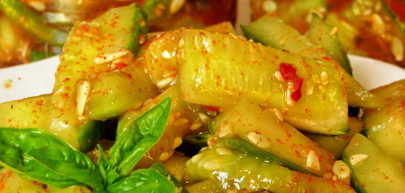 Кисло-сладкие огурцы с кунжутом (заготовка на зиму)