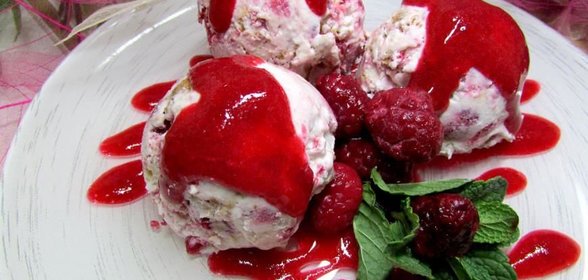 Семифредо из рикотты с малиной и миндальным печеньем