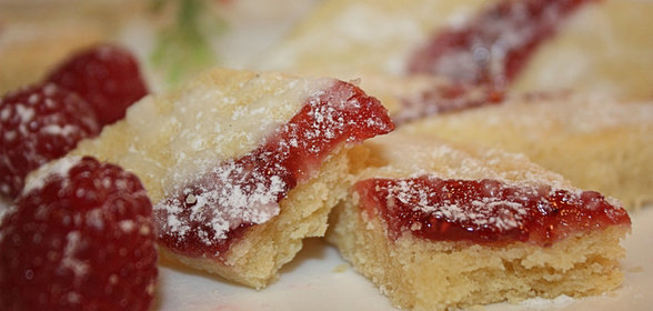 Рассыпчатое печенье с малиновым джемом