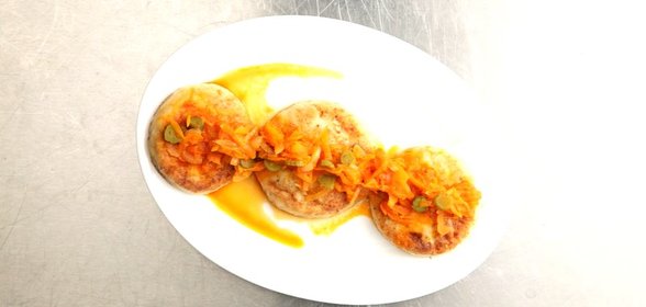 Медальоны из щуки с маринадом из корнишонов