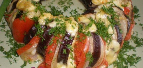 Баклажан запеченный с овощами и сыром
