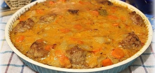 Фрикадельки с гречневой кашей, запеченные под сметанно-томатным соусом