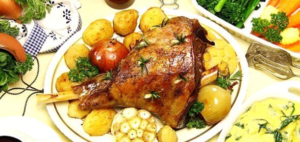 Жареная баранья нога с овощами