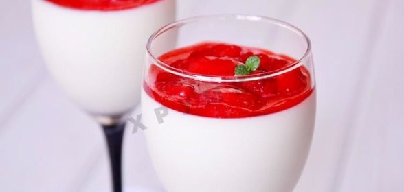 Панна-котта со сгущенным молоком и клубничным конфитюром