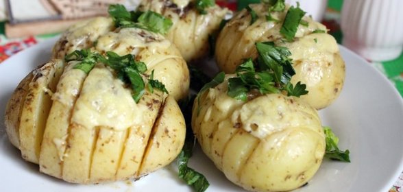 Ароматный молодой картофель, запеченный с сыром и сливочным маслом